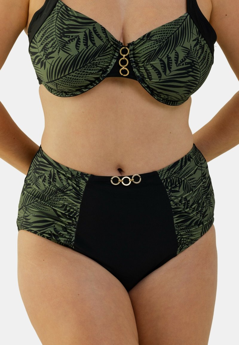 Ensemble de bikini taille haute avec un motif de feuilles tropicales vertes et des accents noirs. Matériel en anneau doré au centre et à la taille.