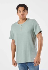 Ei valittu, sage green