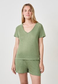 Ensemble de pyjama à manches courtes et col en V en vert clair, fabriqué à partir d'un tissu doux. Comprend un short assorti avec une taille élastique.