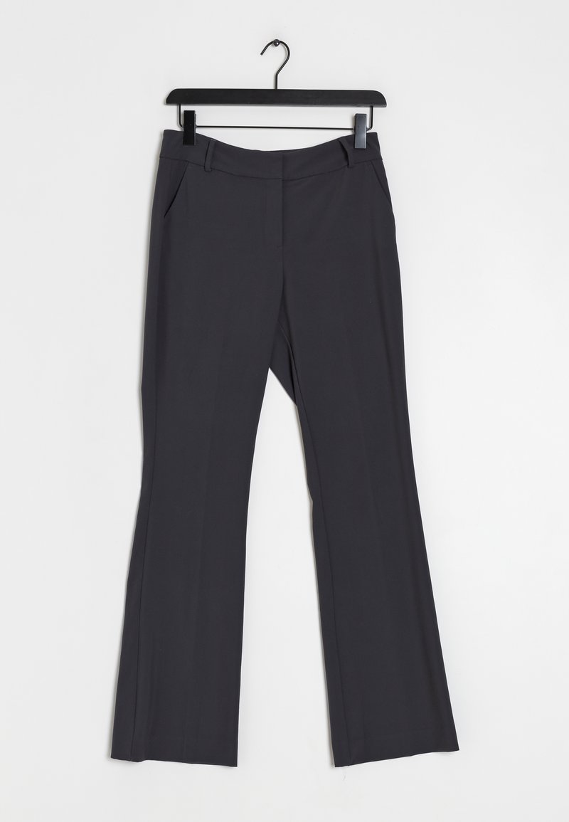 Pantalon évasé gris foncé en tissu lisse, avec poches avant et ceinture standard, suspendu à un cintre en plastique noir.