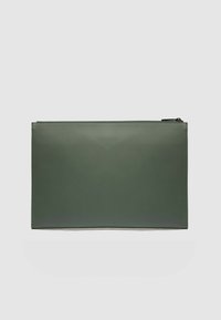 Bolso de mano de cuero verde con textura suave, forma rectangular y cierre de cremallera en la parte superior. Diseño minimalista sin herrajes visibles.