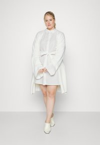 EVOKED VILA VITYLLA BELT SHIRT DRESS - Vestido camiseiro - cloud dancer