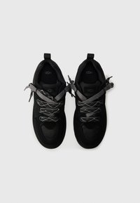 Scarpe da ginnastica nere realizzate in rete e scamosciato, con lacci grigi a contrasto, punta arrotondata e colletto imbottito. Due linguette di estrazione.