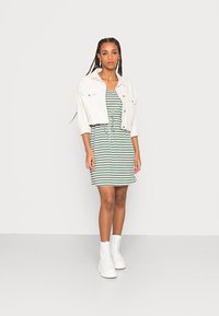 VILA VIMOONEY V NECK STRING DRESS - Vestido de malha - laurel wreath/white