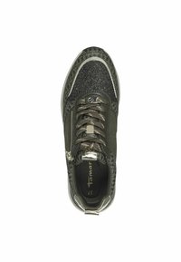 Zelená sportovní bota s texturovaným svrškem, vzorovanými detaily, kovovými akcenty a šněrováním, vybavená zipem na straně.