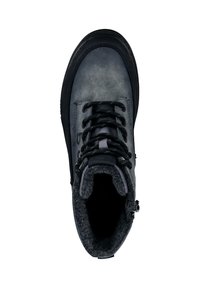 Graue und schwarze Schnürstiefel mit gepolstertem, strukturiertem Kragen und einer robusten Sohle, von oben auf einem weißen Hintergrund betrachtet.