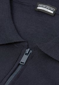 Granatowy sweter rozpinany z teksturowanym splotem. Posiada standardowy kołnierz oraz ciemny zamek błyskawiczny, widoczna metka z nazwą marki "Intimissimi Uomo."