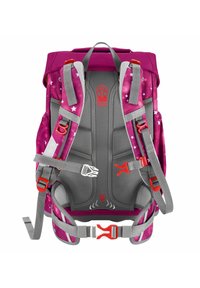Sac à dos violet avec un extérieur à motif étoilé, des bretelles rembourrées grises, une quincaillerie distinctive rouge et un design de soutien dorsal ergonomique.
