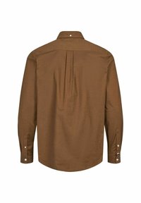 Cămașă lungă maro cu guler tip button-down, pliu simplu pe spate și nasturi albi. Prezintă un tiv curbat și un accent colorat pe mânecă.