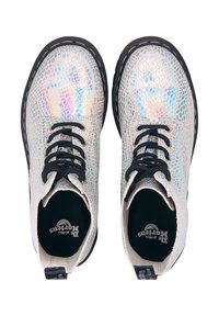 Metalické kotníkové boty na šněrování s iridescenčním vzorem napodobeniny ještěrky, černými šňůrkami a robustní podrážkou se žlutým prošíváním.