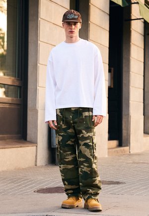 Bershka, CARGO - BAGGY TROUSERS - Pantalon cargo - multi-coloured
