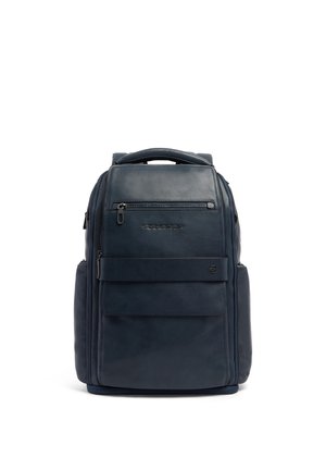 Dunkelblauer Leder-Rucksack mit mehreren Reißverschlussfächern, einem oberen Griff und einer vorderen Klappentasche mit einem markenprägten Riemen.