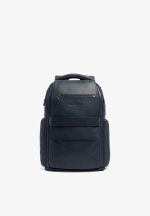 Sac à dos en cuir bleu foncé avec plusieurs compartiments zippés, une poignée supérieure et une poche à rabat frontale avec une sangle de marque.