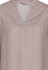 Stribet bluse med V-hals, lavet af let stof. Alternerende lodrette striber i blød pink og maroon.