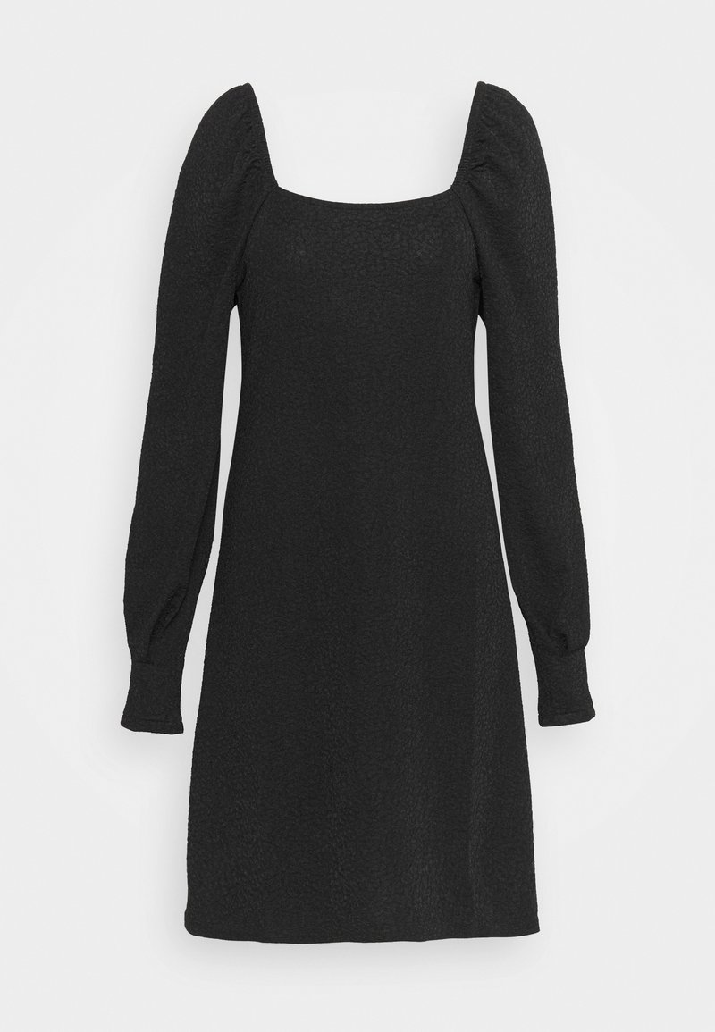 Černé šaty s texturovaným povrchem, čtvercovým výstřihem a dlouhými nafouklými rukávy. Silueta A-line s nařasenými detaily na manžetách.