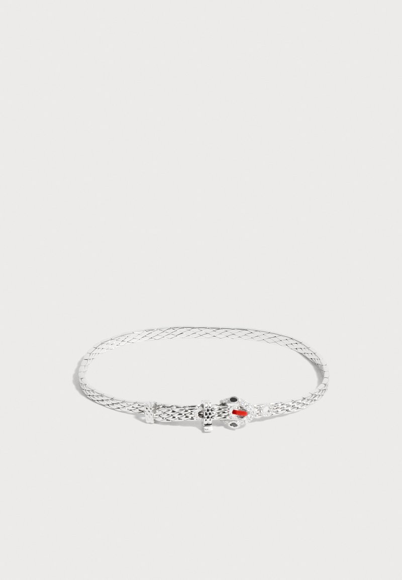 Bracelet tissé en argent avec un fermoir en forme de serpent présentant des yeux noirs et un détail de langue rouge sur fond blanc.