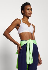 ONLY Play ONPMARTINE SEAMLESS BRA OPUS - Vidēja atbalsta sporta krūšturis - white