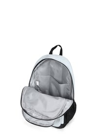 Sac à dos bleu clair avec des accents noirs, doté d'un grand compartiment principal doublé en tissu gris et de plusieurs poches intérieures.