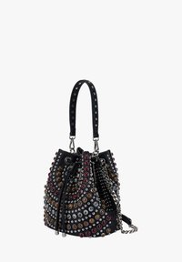 Borsa a secchiello nera con borchie argento e colorate, chiusura con coulisse e tracolla a catena. Realizzata in pelle strutturata.