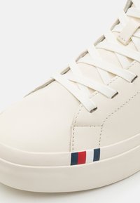 Tommy Hilfiger MODERN - Korkeavartiset tennarit - ivory