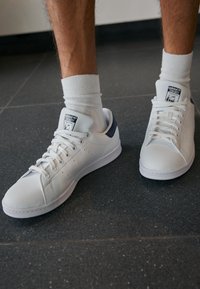 STAN SMITH UNISEX - Športni copati - footwear white/collegiate navy