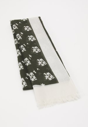 Složená tmavě zelená šála s bílými květinovými vzory a jednobílým lemem s třásněmi.