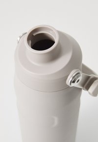 Bottiglia d'acqua in acciaio inossidabile grigio chiaro con un'ampia apertura, chiusura a vite e hardware argentato per una chiusura sicura. Superficie liscia.