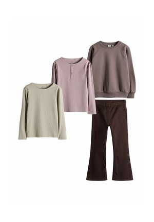 Tres camisas de manga larga en beige, rosa polvoriento con botones, y una sudadera marrón combinada con pantalones acampanados marrones sobre un fondo blanco.