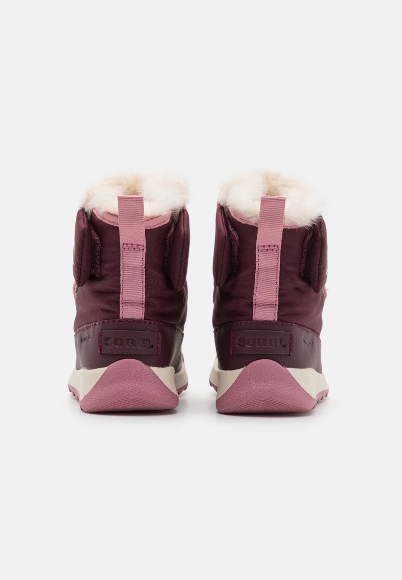 Wasserfester Stiefel in tiefem Burgunderrot mit plüschigem weißen Kunstfellfutter, rosa Akzenten und strukturiertem Gummisohle. Verfügt über eine Zuglasche hinten.