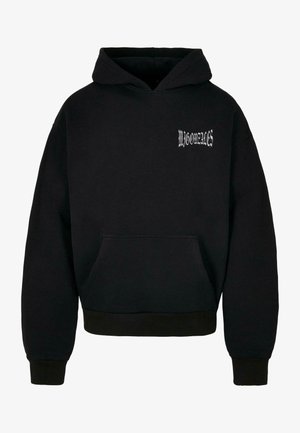 Melnā kapučjakas krekls, kas izgatavots no mīkstas auduma, ar priekšējo kabatu, ribinātiem piedurkņu galiem un mazu baltu logo uz krūtīm.