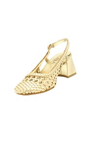 Scarpa slingback in oro intrecciato con punta affilata e tacco basso angolato. Presenta una finitura testurizzata e una fascia alla caviglia regolabile.