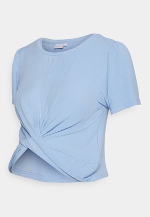 Lichtblauw cropped top met korte mouwen, ronde halslijn en gedraaide knoop aan de voorkant.