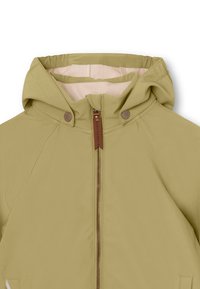 Olivgrüne Kapuzenjacke mit beiger Innenseite, ausgestattet mit einem Reißverschluss auf der Vorderseite, Druckknöpfen und gerippten Details an den Bündchen.