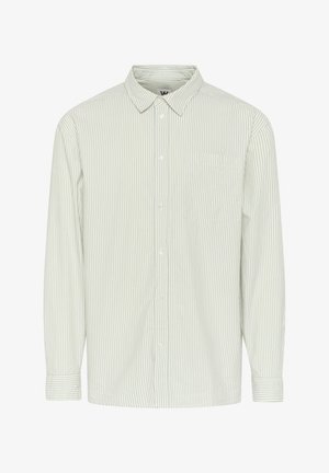 Chemise à manches longues rayée vert clair avec un devant à boutons, un col classique et une poche simple sur la poitrine gauche, fabriquée en tissu coton.