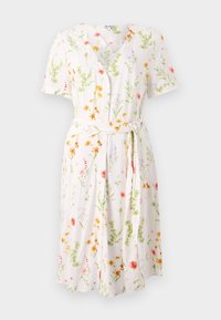 Blommig klänning i lätt tyg med V-ringning, korta ärmar och skärp i midjan. Mönstren inkluderar olika färgglada blommor och gröna växter.