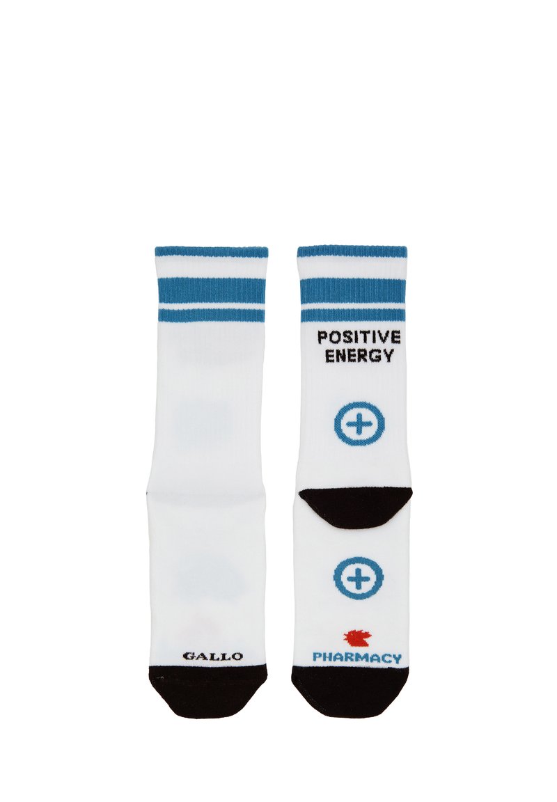 Calzini bianchi con strisce blu e dettagli neri. Testo con scritta "POSITIVE ENERGY" e simboli sui lati. Marchio "GALLO" su un calzino.