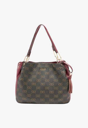 Borsa marrone e bordeaux con finitura testurizzata, caratterizzata da un motivo a logo ripetuto, dettagli in metallo dorato e un pendente con nappina.