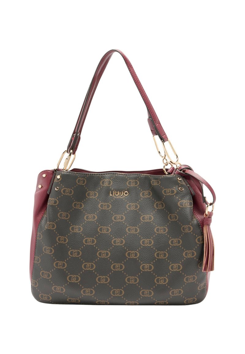 Borsa marrone e bordeaux con finitura testurizzata, caratterizzata da un motivo a logo ripetuto, dettagli in metallo dorato e un pendente con nappina.