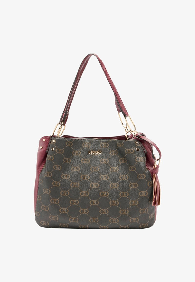 Borsa marrone e bordeaux con finitura testurizzata, caratterizzata da un motivo a logo ripetuto, dettagli in metallo dorato e un pendente con nappina.