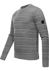 Grau gestrickter Pullover mit strukturiertem Streifenmuster, rundem Ausschnitt und gerippten Bündchen und Saum. schwarzes Logo-Patch auf dem linken Ärmel.