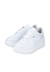 Sneakers bianchi in pelle con design perforato, lacci piatti, texture liscia e suola in gomma bianca spessa. Dettaglio del logo piccolo sul lato.