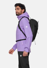Lila vattentät jacka med en svart ryggsäck; har huva, framficka med dragkedja och justerbara remmar. Enkel design, lättviktig material.