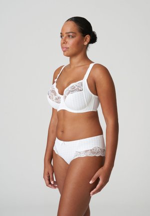 Bra- und Slip-Set aus weißem Stoff mit Spitzenbesatz, das ein kariertes Muster aufweist. Weicher Stoff, verstellbare Träger und florale Spitzenakzente.