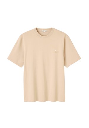 T-shirt beige à manches courtes et col rond avec petit logo brodé sur le côté gauche de la poitrine, présenté sur fond blanc.