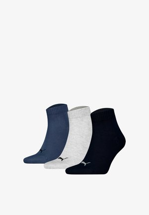 Trzy pary skarpetek do kostek w ciemnym granacie, jasnoszarym i czarnym. Każda z nich ma prążkowane mankiety i małe logo w kontrastowym kolorze blisko palców.