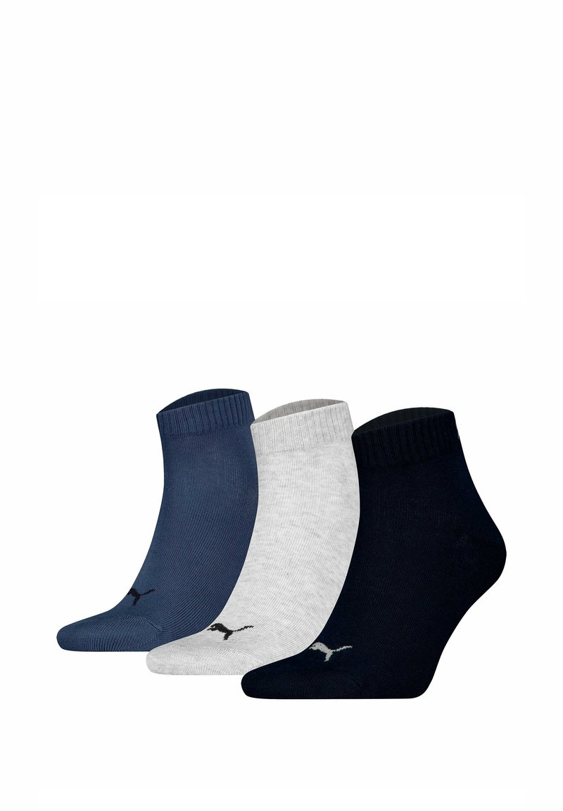 Drei Paar Knöchelsocken in dunkelblau, hellgrau und schwarz. Jede Sohle hat gerippte Bündchen und ein kleines Logo in kontrastierender Farbe nahe der Zehen.