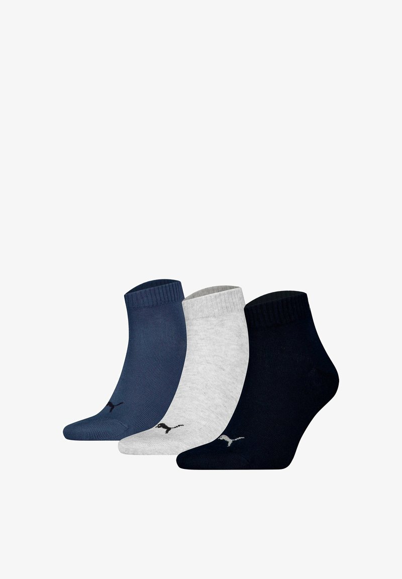 Drei Paar Knöchelsocken in dunkelblau, hellgrau und schwarz. Jede Sohle hat gerippte Bündchen und ein kleines Logo in kontrastierender Farbe nahe der Zehen.