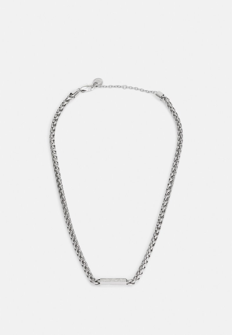 Stříbrný řetízek s propletenými články, plochým obdélníkovým přívěskem a karabinkou se nastavitelným řetízkem.