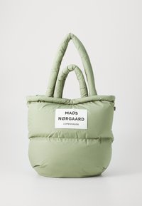 Sac fourre-tout rembourré de couleur vert clair, avec deux poignées en boucle et une étiquette sur le devant portant la mention "MADS NØRGAARD COPENHAGUE" en texte noir.