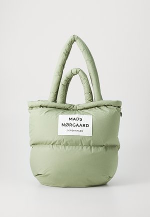 Gevoerde draagtas in lichtgroen, met twee lusvormige handvatten en een voorlabel met "MADS NØRGAARD COPENHAGEN" in zwarte tekst.